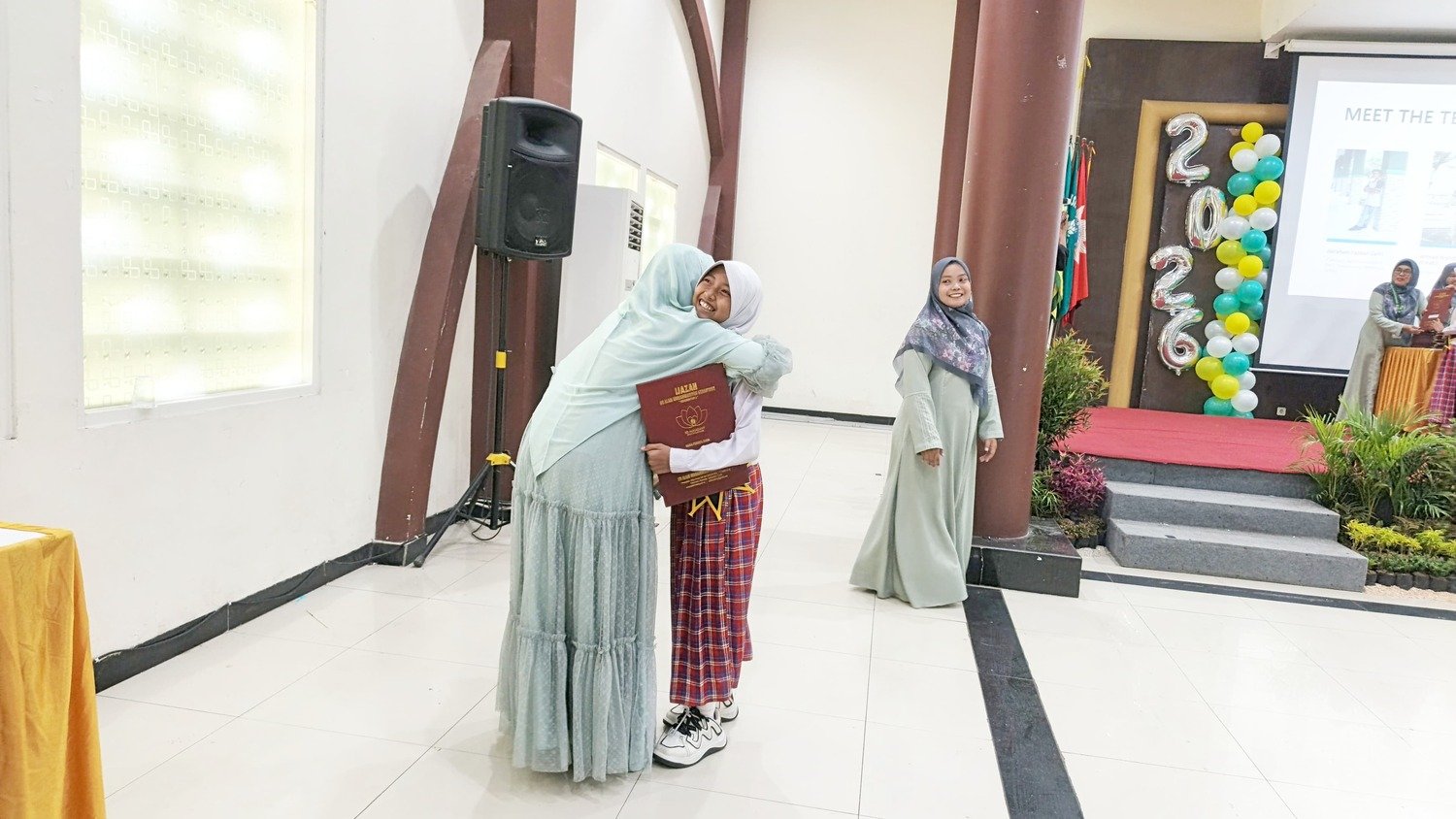 Kala Orang Tua Turut Berbaris dalam Prosesi Pelepasan Siswa Kelas VI SD Almadany 