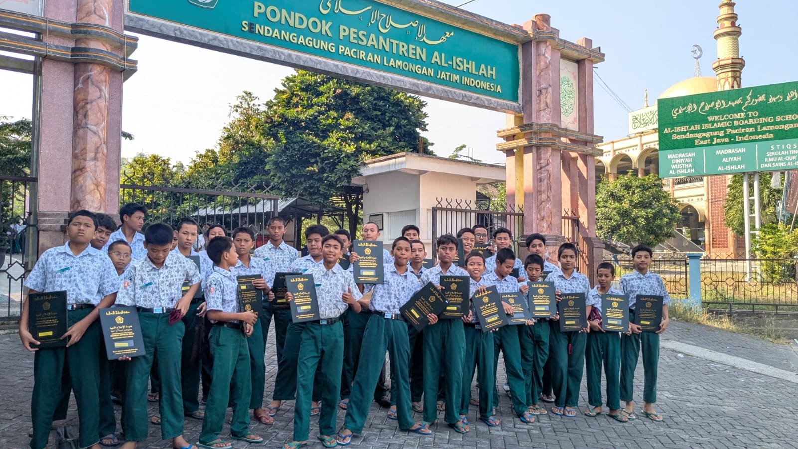 Riang Gembira, Santri MDTW Al-Islah Kelas VII Terima Rapor Jelang Pulang