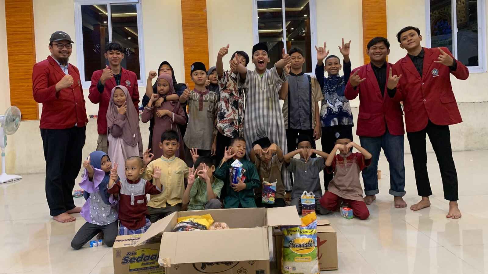 Menilik Kehangatan Silaturahmi dan Aksi Sosial Mahasiswa Teknik Perkapalan Umsura