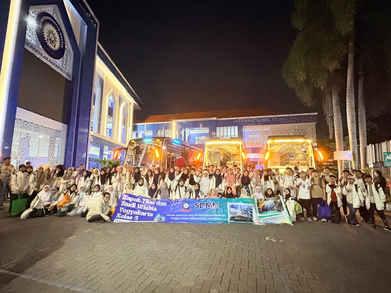 Studi Wisata Kelas VI SD Muhammadiyah Manyar Gresik Penuh Antusias