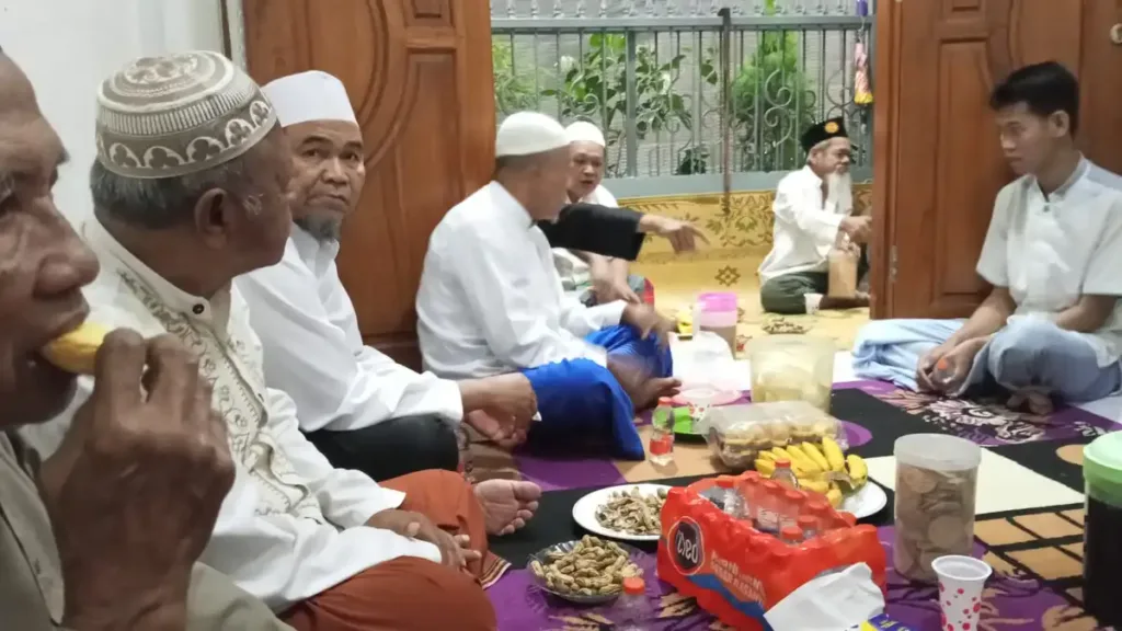 Makan Bersama Jamaah Jadi Ruang Silaturahmi dan Musyawarah di Masjid Istiqoomah