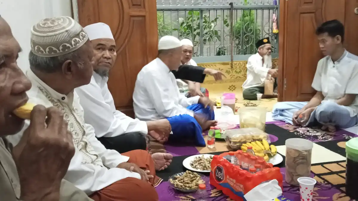 Makan Bersama Jamaah Jadi Ruang Silaturahmi dan Musyawarah di Masjid Istiqoomah