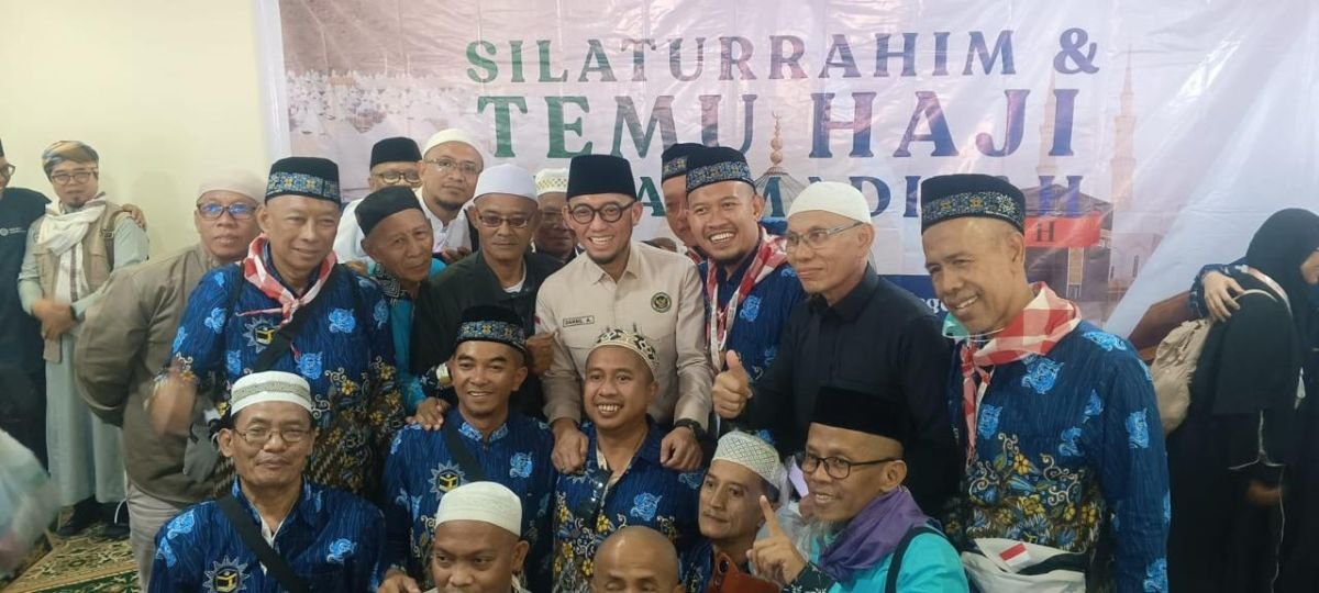 Jemaah haji saat bersilaturahmi dengan Wakil Menteri Haji dan Umrah Dahnil Anzar Simanjuntak (Foto: Agus S/PWMU.CO)