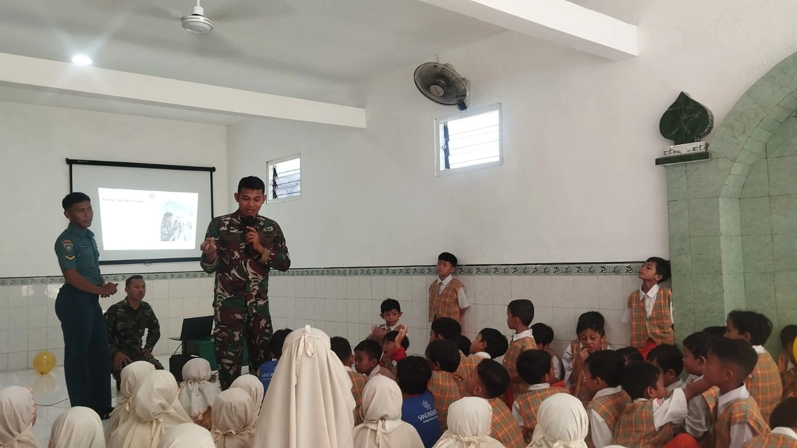 PRO-MAG SD Muhammadiyah 7 Surabaya Hadirkan Prajurit TNI AL Kenalkan Dunia Kemaritiman