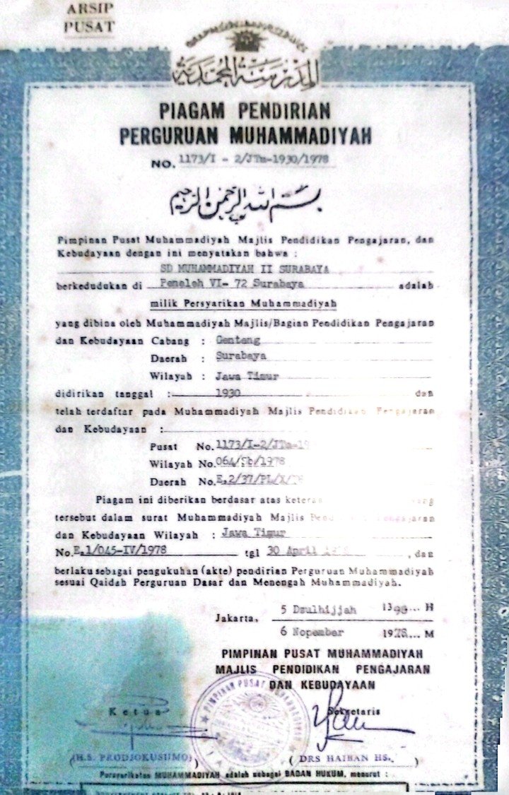 Piagam pendirian SD Muhammadiyah 2 Peneleh yang berdiri ada 1930 (Foto: Abdul Kholiq/PWMU.CO)