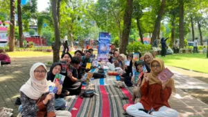 Querencia PR IPM Smamseven Dorong Minat Literasi Remaja di Ruang Terbuka