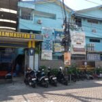Gebrakan KTS dan Kelas Peminatan, SMPM 11 Surabaya Bagi Charging Box ke Masjid Krembangan