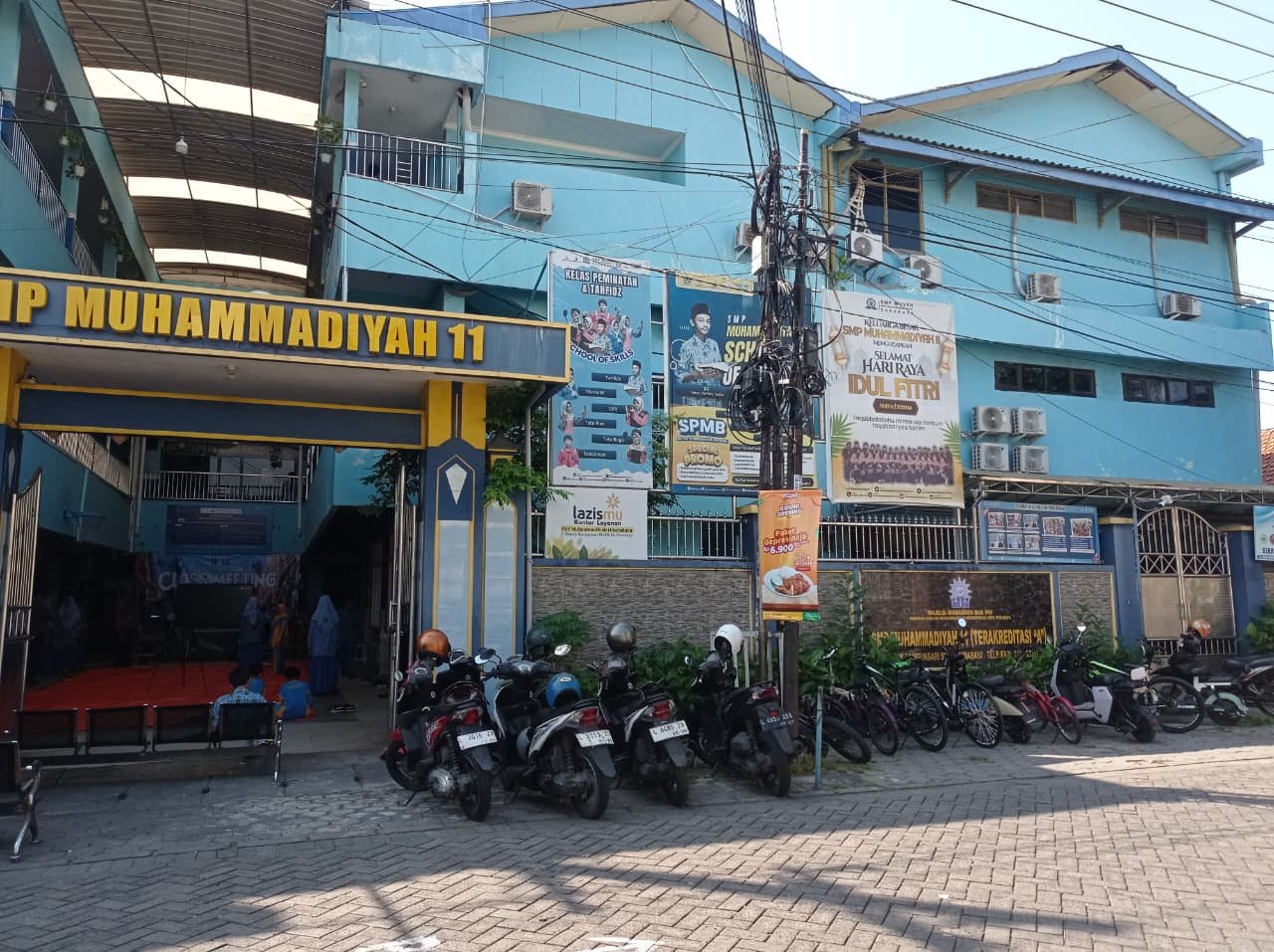 Gebrakan KTS dan Kelas Peminatan, SMPM 11 Surabaya Bagi Charging Box ke Masjid Krembangan
