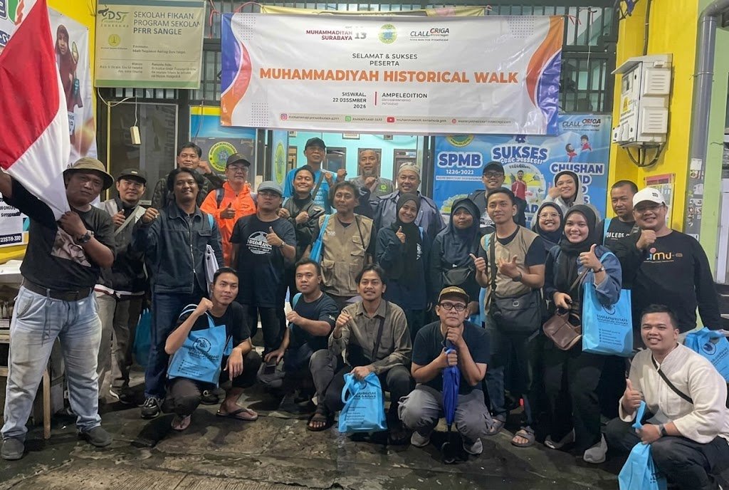 Toufan Hidayat sedang memegang bendera merah putih saat mengikuti Muhammadiyah Historical Walk di kawasan Ampel Surabaya (Foto: Abdul Kholiq/PWMU.CO)