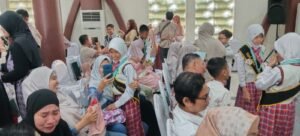 Tangisan Bunda Mendapat Buah Kasih dari Ananda di Pelepasan Siswa Kelas 6 SD Almadany