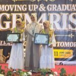 Dua Siswa Terbaik SD Muhammadiyah 1 Driyorejo Terima Penghargaan pada Momen Kelulusan Angkatan IV Tahun Ajaran 2025/2026