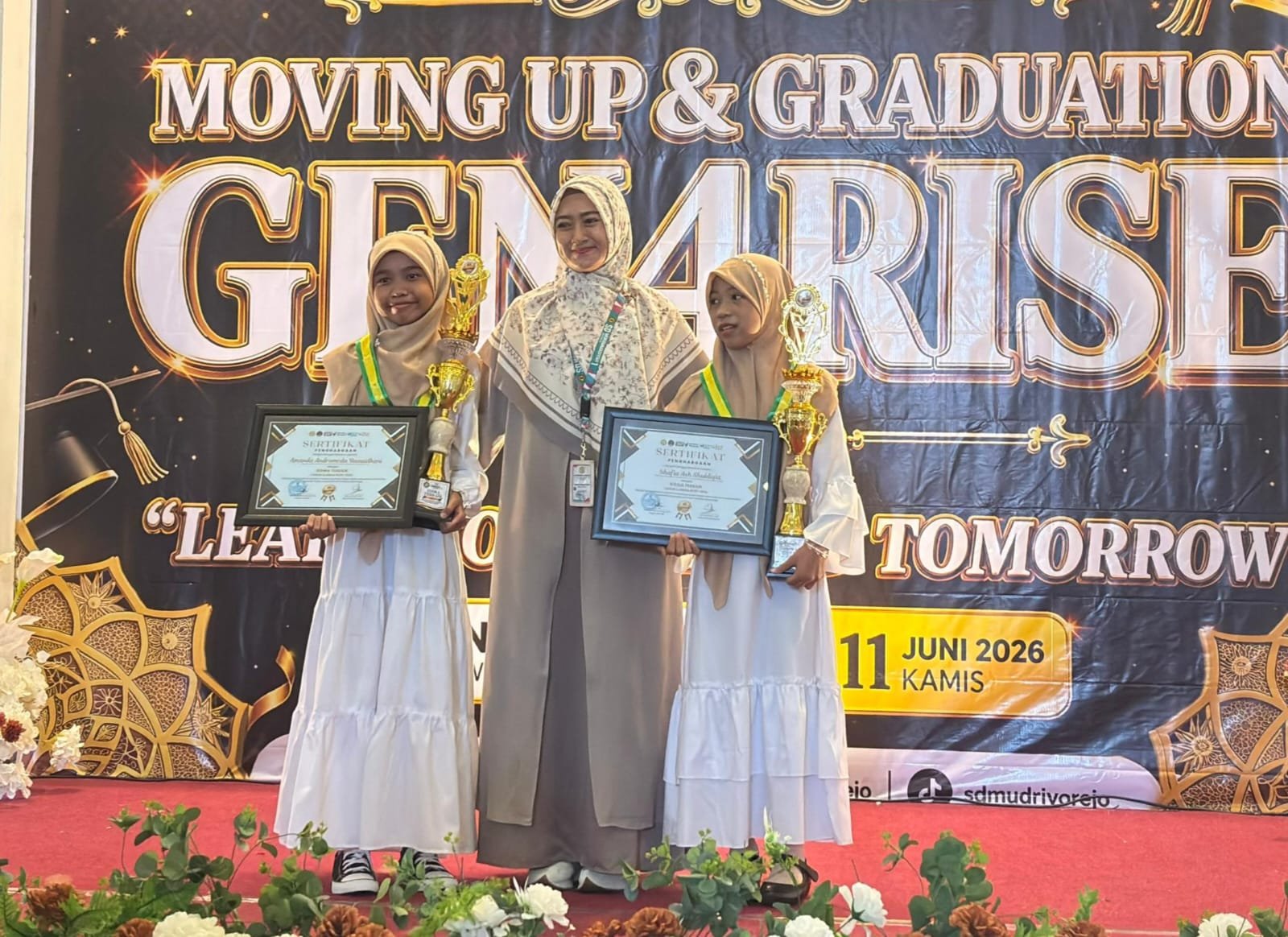 Dua Siswa Terbaik SD Muhammadiyah 1 Driyorejo Terima Penghargaan pada Momen Kelulusan Angkatan IV Tahun Ajaran 2025/2026