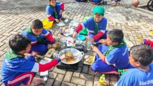Hujan Tak Padamkan Semangat Siswa SD Almadany Tunjukkan Kepiawaian Memasak