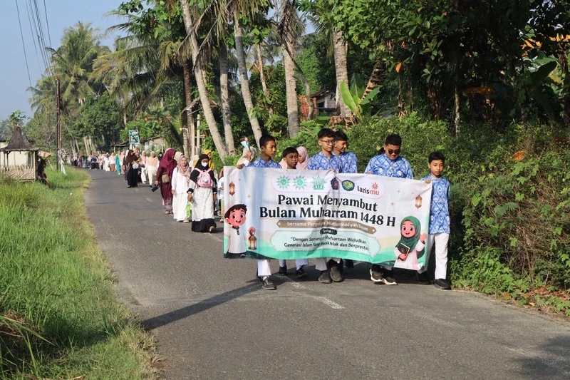 Ribuan Langkah Semangat Hijrah Warnai Pawai Tahun Baru 1448 Hijriah Perguruan Muhammadiyah Bayan