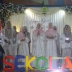 Persembahan Haru Ustadzah Warnai Malam Kelulusan Siswa Sekolah Kreatif Muda