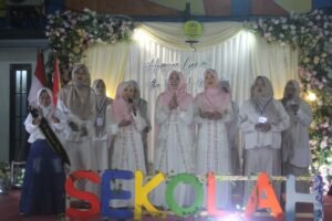 Persembahan Haru Ustadzah Warnai Malam Kelulusan Siswa SD Muhammadiyah 1 Menganti