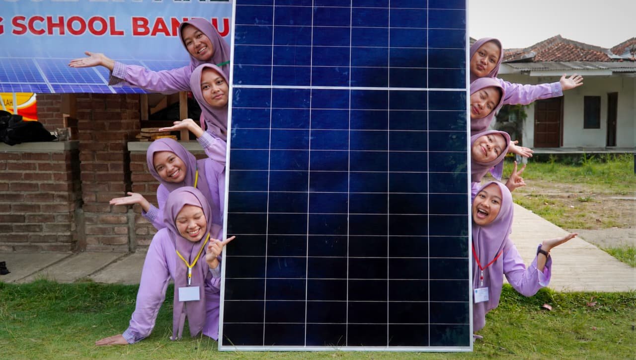 Sekolah dan Pesantren Jadi Laboratorium Energi Bersih bagi Generasi Muda