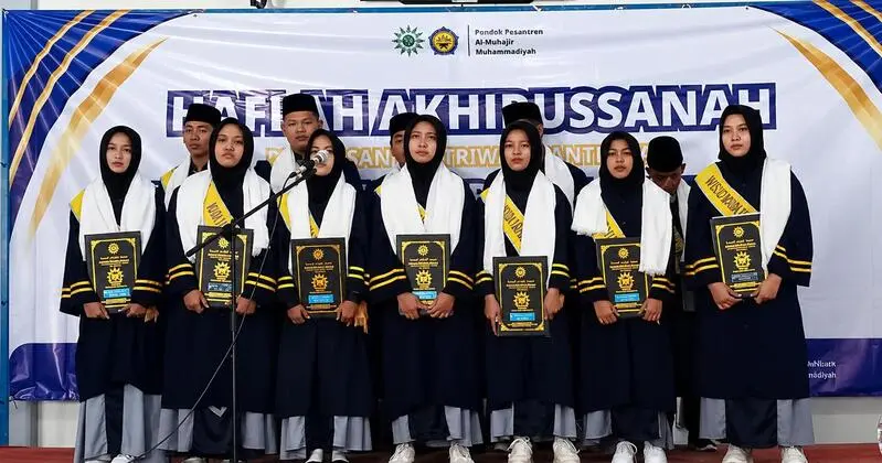Wisuda Santri Al Muhajir Muhammadiyah Kedungpring, Teguhkan Akhlak Mulia di Tengah Kemajuan Zaman