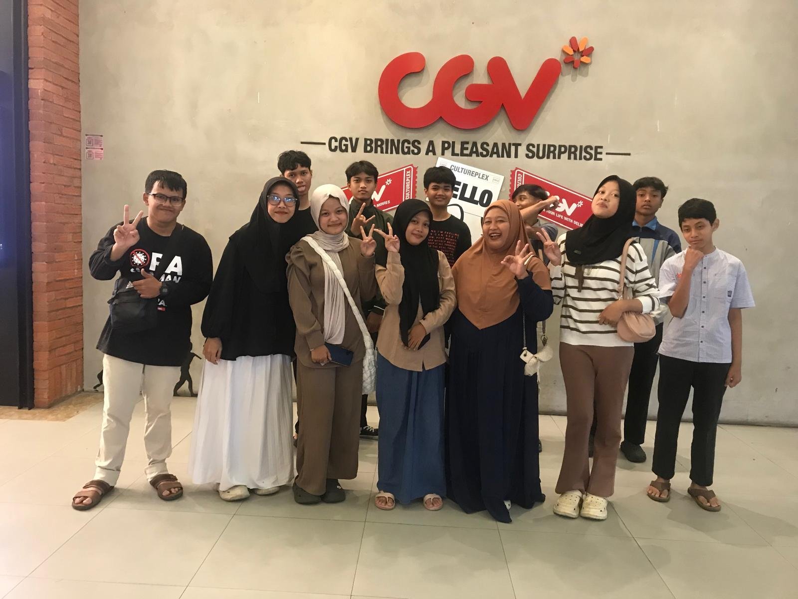 Murid SMP Muhammadiyah 1 Blitar Nobar Film Children of Heaven di CGV Blitar Town Square