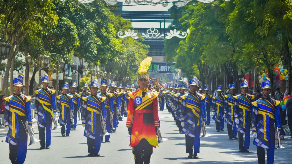 Al-Ishlah De’Corps Raih Enam Piala di Street Parade Surabaya