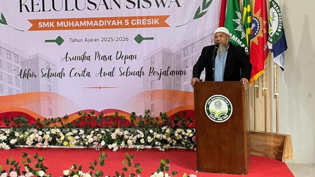 Bendahara PWM Jatim Bekali Wisudawan SMK Muhammadiyah 5 Gresik: Jadilah Generasi Tangguh