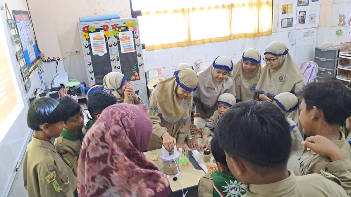 My Parents My Teacher SD Muhlas, Siswa Praktik Membuat Selai Kacang