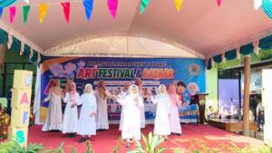 Ekstrakurikuler Bahasa Arab Mimsapa Tampilkan Lagu Laskar Pelangi Versi Arab