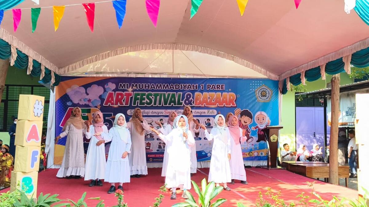 Ekstrakurikuler Bahasa Arab Mimsapa Tampilkan Lagu Laskar Pelangi Versi Arab