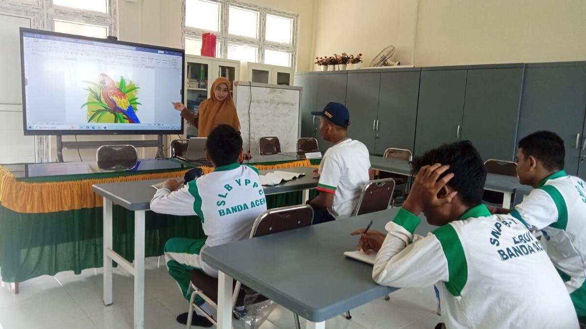 Interactive Flat Panel Bantu Pembelajaran Inklusif di SLB YPPC Banda Aceh