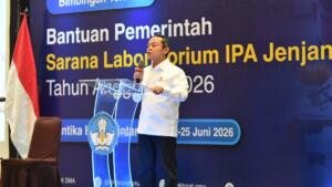 Kemendikdasmen Salurkan Bantuan Laboratorium IPA untuk 100 SMA