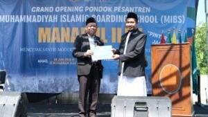 Kemendikdasmen Serahkan Bantuan untuk MIBS Manarul Ilmi Kepohbaru