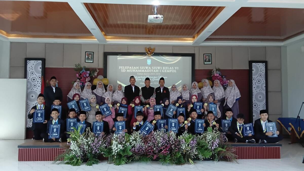 Kirab Wisuda dan Sungkeman Warnai Pelepasan Siswa Kelas VI SD Muhammadiyah I Gempol
