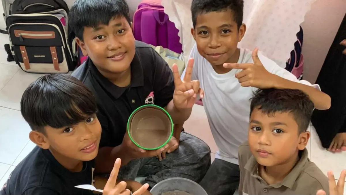 Mahasiswa UMS Kenalkan Sains Sederhana Lewat Praktik Membuat Es Krim di Malaysia
