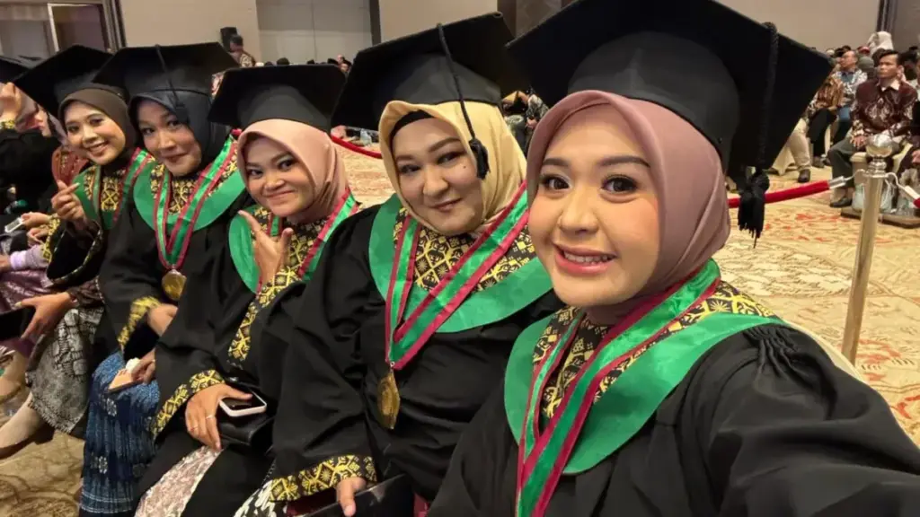 11 Mahasiswa Magister PBSI Umsura Diwisuda, Tiga Lulusan Raih IPK Sempurna 4,00