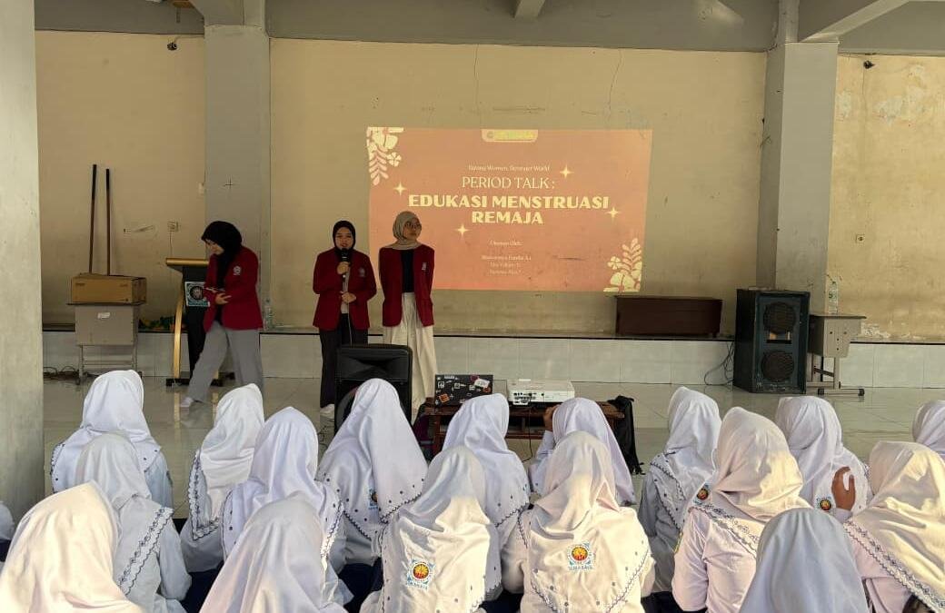 Mahasiswi Kebidanan Umsura Edukasi Menstruasi kepada Siswi SMP Muhammadiyah 1 Surabaya