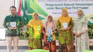 Menyimak Materi Parenting Milad Aisyiyah Ke-109 PCA Kanigoro Kabupaten Blitar