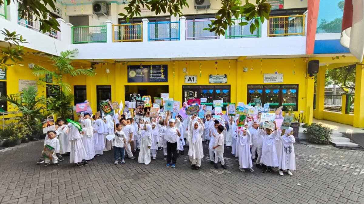Pawai Muharam TK Aisyiyah 36 PPI Gresik Meriah dengan Poster dan Baju Putih