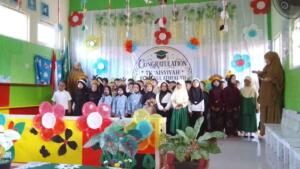 Pelepasan Siswa B TK ABA VII Genteng Didominasi Penampilan Islami
