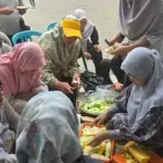 Registrasi Sambil Meracik Rujak, Guyub dan Penuh Keakraban