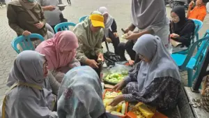 Registrasi Sambil Meracik Rujak, Guyub dan Penuh Keakraban