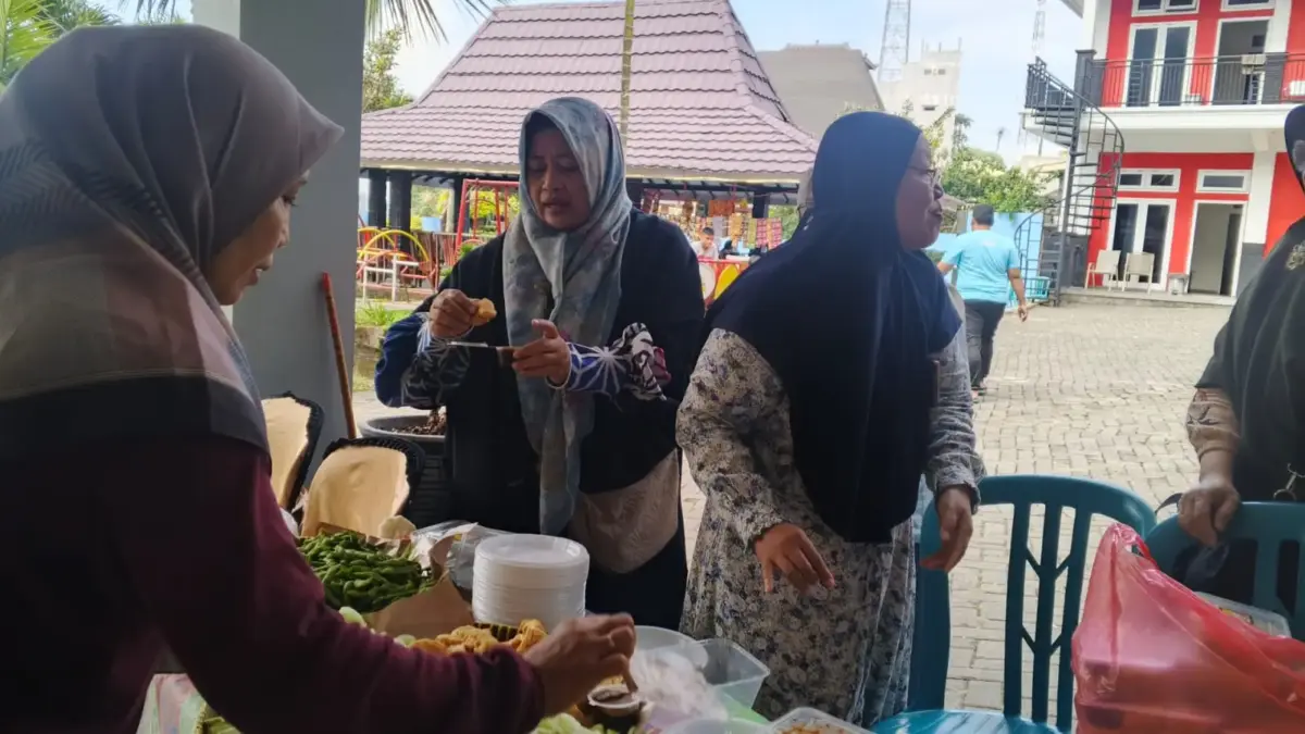 Rujak Hingga Tahu Petis Sambut Peserta Family Gathering Kader Sang Surya