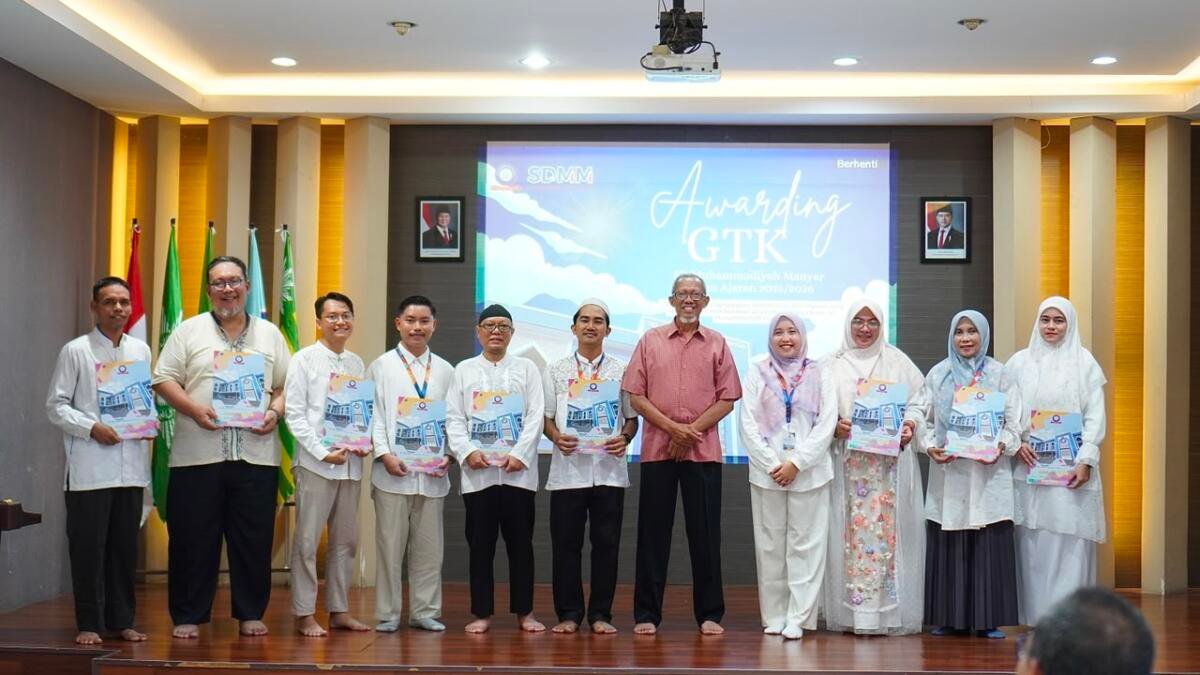 SD Muhammadiyah Manyar Berikan Penghargaan kepada Guru dan Karyawan Berprestasi