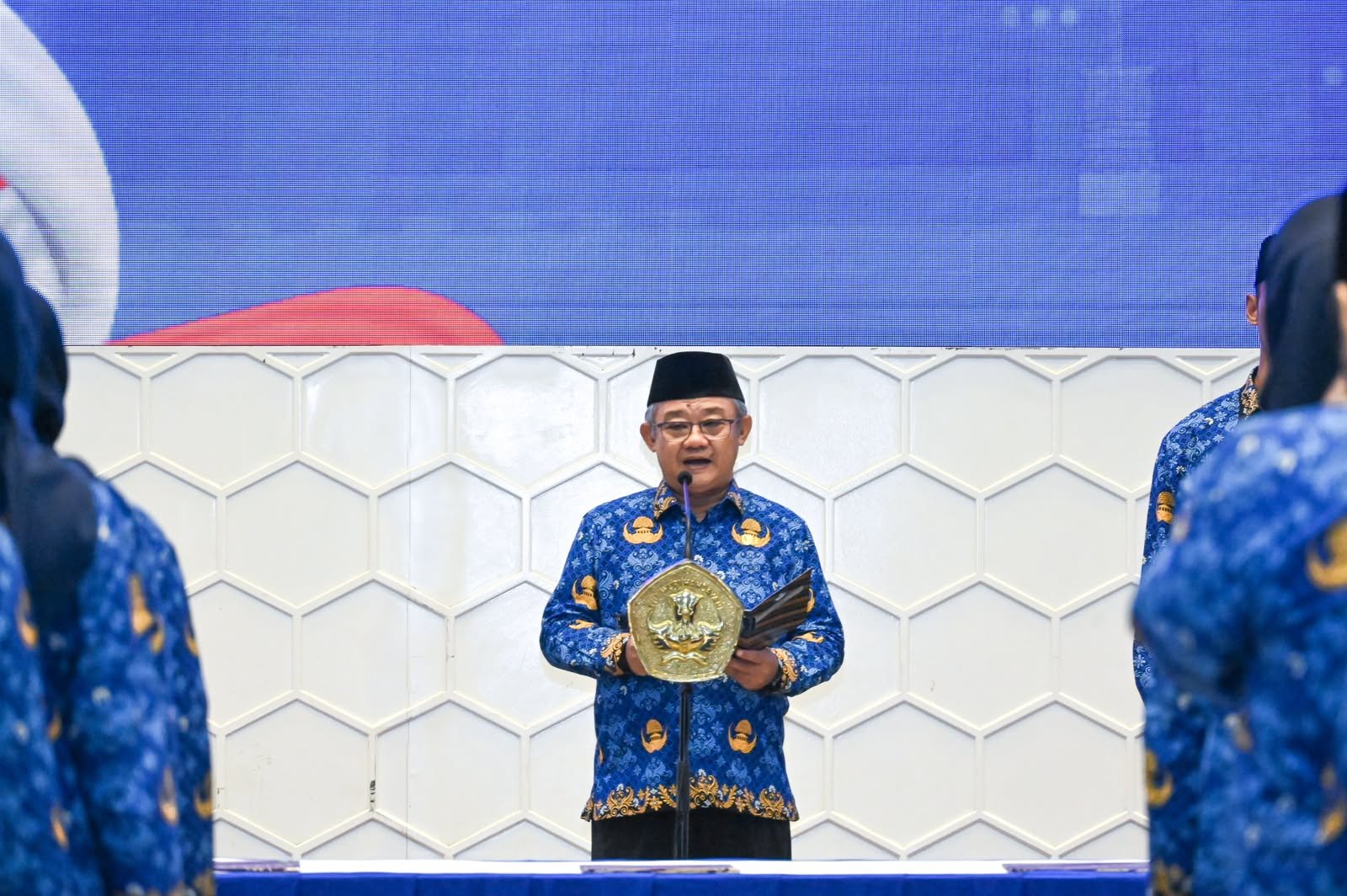 Lantik PNS dan Pejabat Fungsional, Mendikdasmen Ajak Pegawai Bangun Budaya RAMAH dan SANTUN