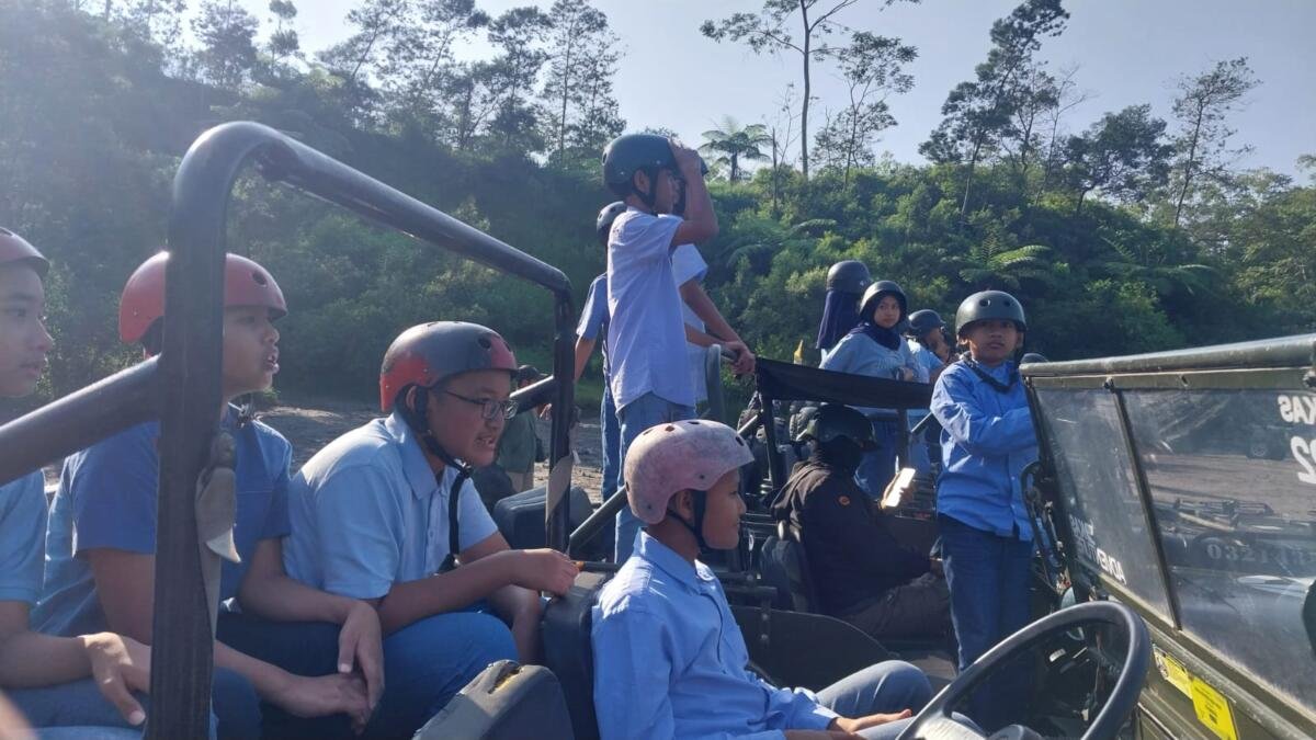 Serunya Stuwis SDMM 2026, 109 Siswa Taklukkan Jalur Lava Merapi dengan Jeep
