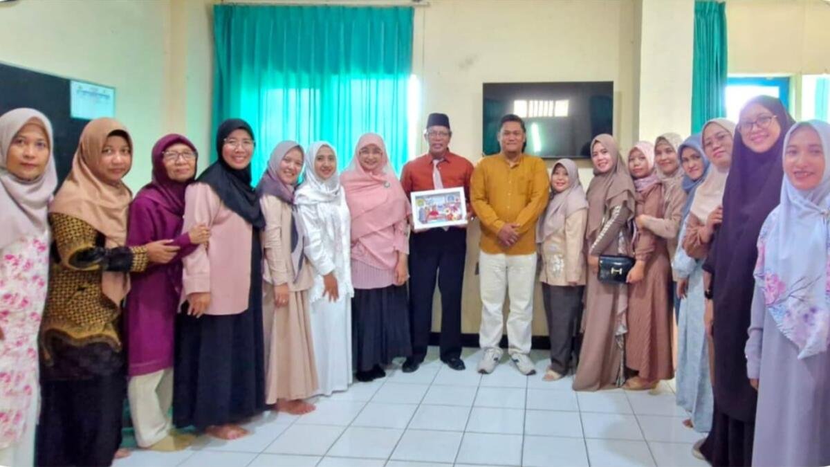 Tangis Siswa SD Muhammadiyah 6 Surabaya Pecah Saat Perpisahan Guru, “Ustaz Jangan Pergi”
