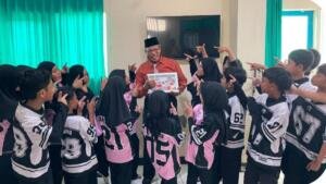 Tangis Siswa SD Muhammadiyah 6 Surabaya Pecah Saat Perpisahan Guru, “Ustaz Jangan Pergi”