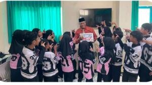 Tangis Siswa SD Muhammadiyah 6 Surabaya Saat Perpisahan Guru, “Ustaz Jangan Pergi”