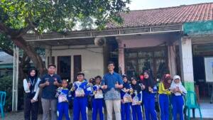 107 Siswa SDN UPT 239 Gresik Belajar Menyikat Gigi Bersama KKN dan FKG Umsura