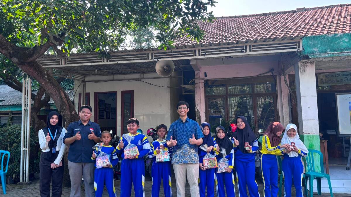 107 Siswa SDN UPT 239 Gresik Belajar Menyikat Gigi Bersama KKN dan FKG Umsura
