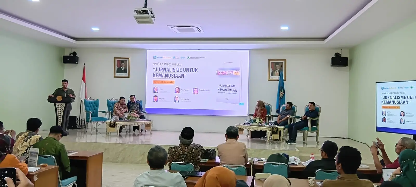 Bedah Buku “Jurnalisme Untuk Kemanusiaan” Karya Roni Tabroni